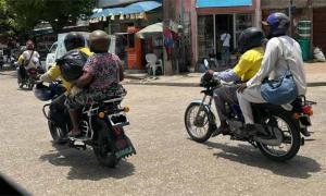 Taxi moto circulant dans Cotonou