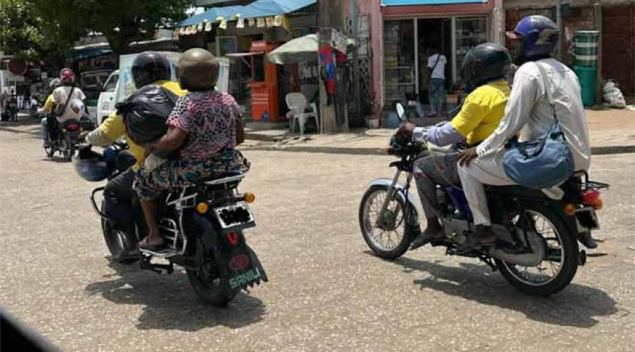 Taxi moto circulant dans Cotonou